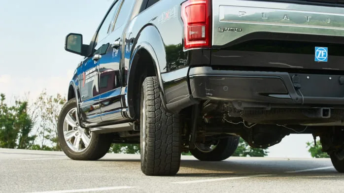 identificar y reemplazar partes dañadas en el sistema de direccion de carro