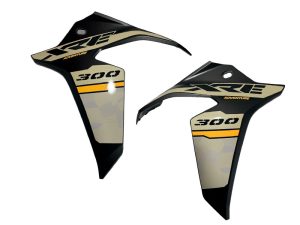 TAPA LATERAL EXT TANQUE GASOLINA XRE-300A NEGRO (PAR)